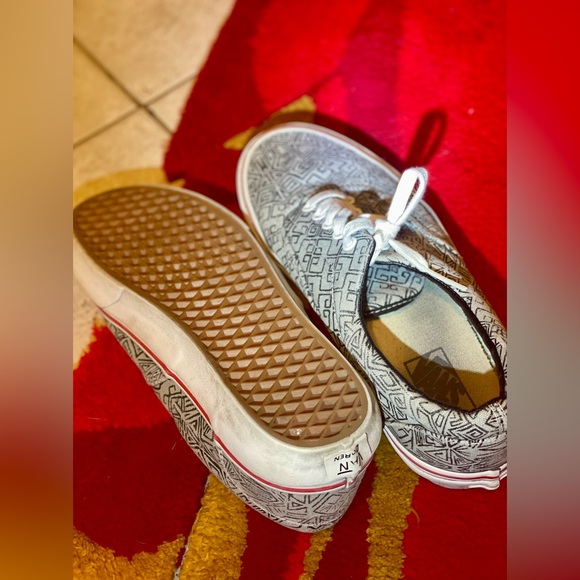 Vans Size 10, comes in Vans box. - Picture 4 of 10